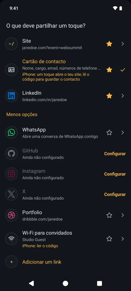A escolher o que um toque partilha: site, cartão de contacto e LinkedIn com estrela, depois WhatsApp, uma ligação para um portefólio no Dribbble e Wi-Fi para convidados